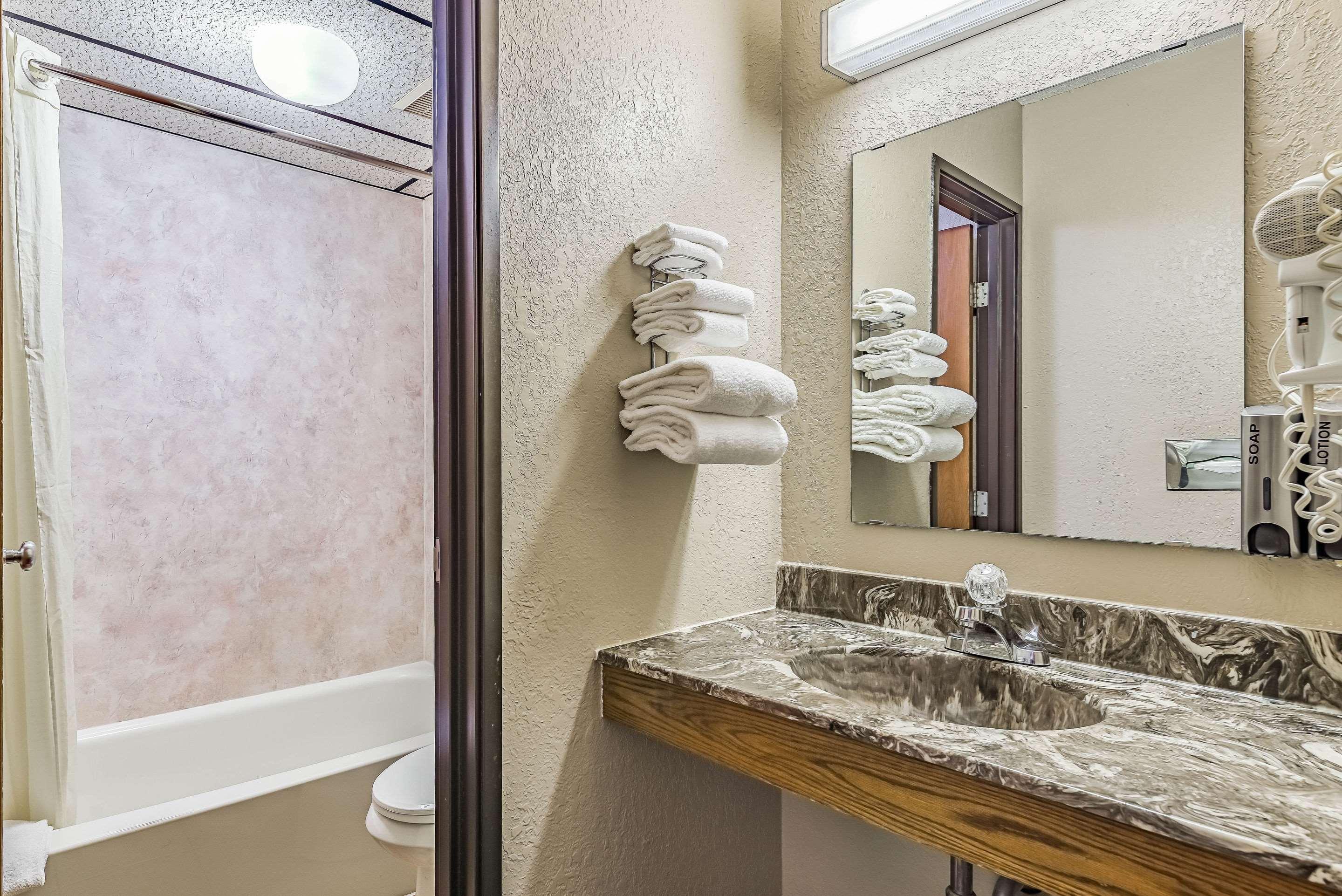 Rodeway Inn Saint Joseph Bagian luar foto