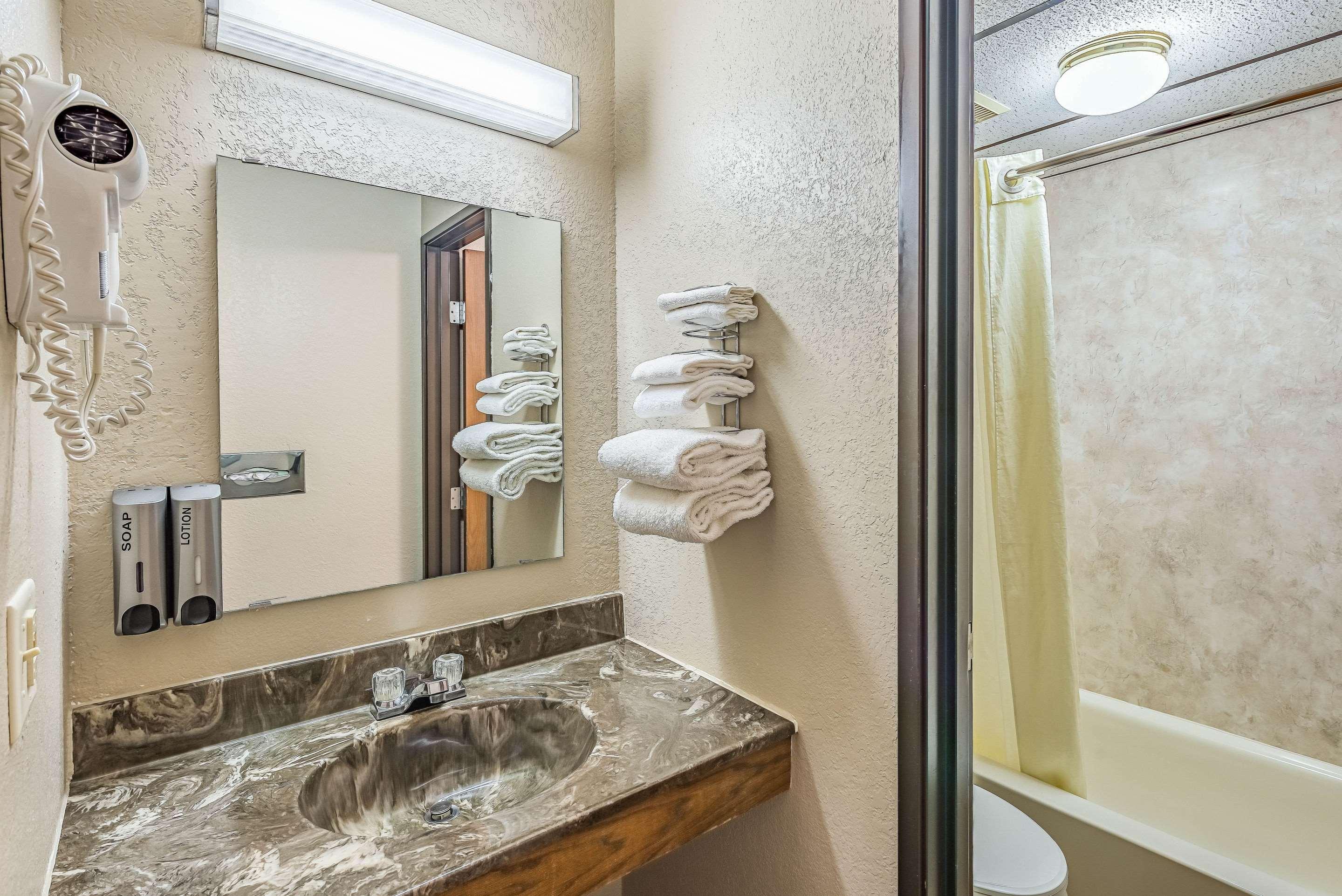Rodeway Inn Saint Joseph Bagian luar foto
